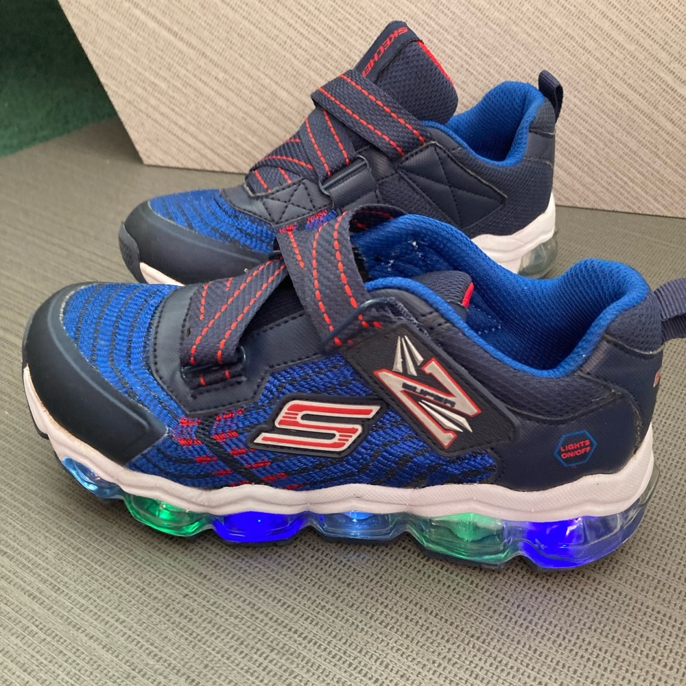 Boys Size 1 on/off switch light sketchers